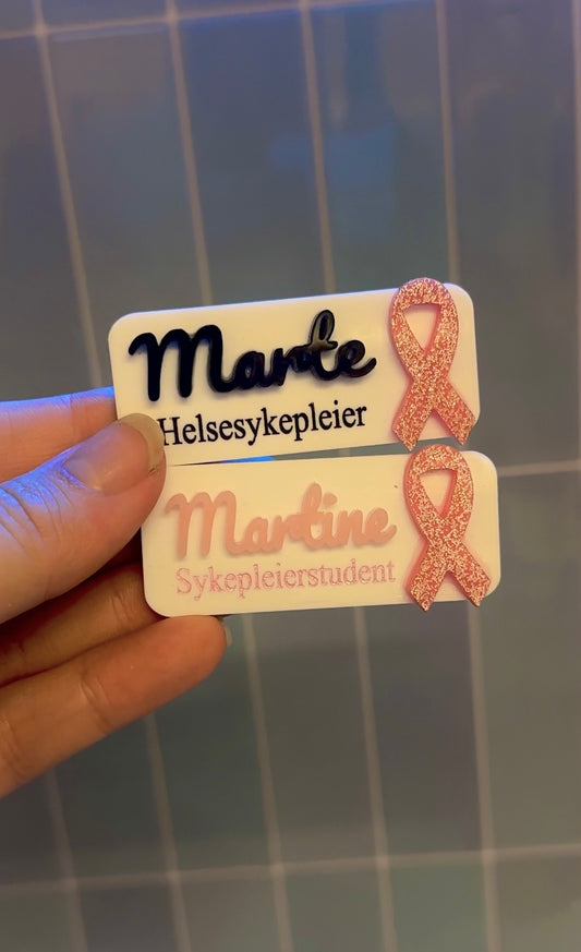 Rosa sløyfe navneskilt
