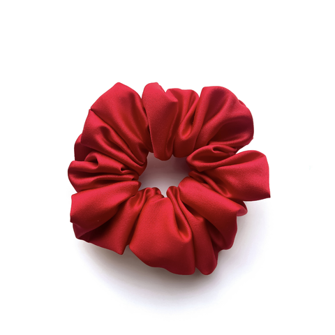 Rød sateng scrunchie