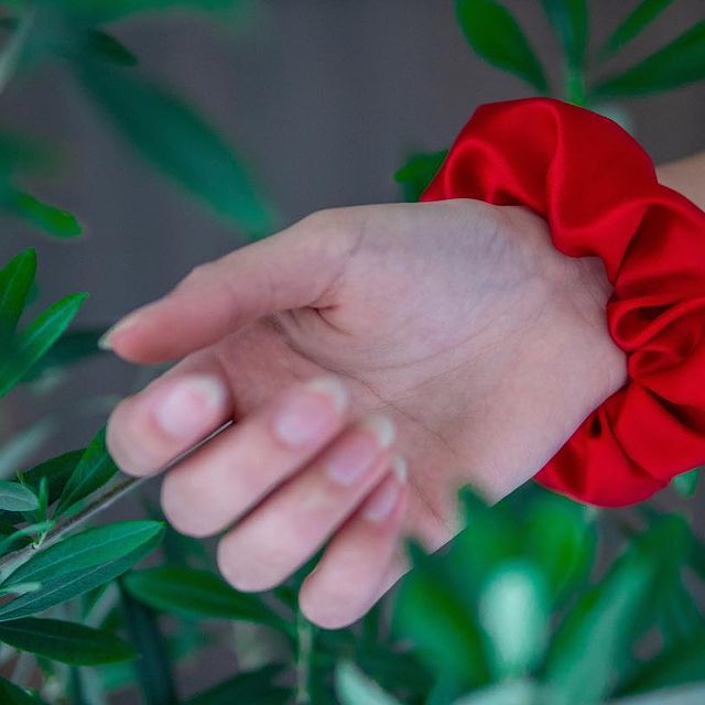 Rød sateng scrunchie