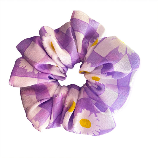 Lilla rutete scrunchie med blomster