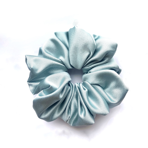 Lyseblå sateng scrunchie