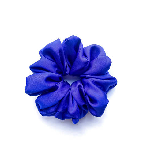 Blå sateng scrunchie