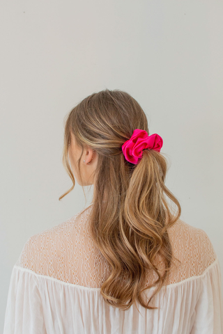 Rosa sateng scrunchie