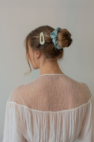 Lyseblå sateng scrunchie