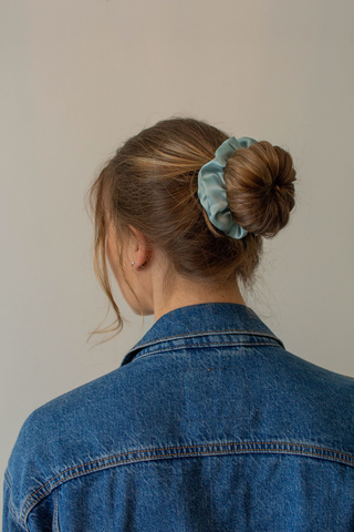 Lyseblå sateng scrunchie