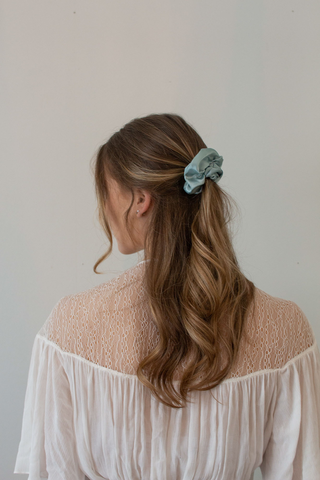 Lyseblå sateng scrunchie