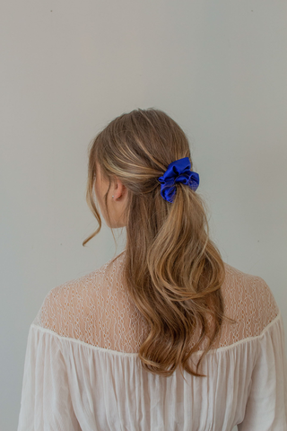 Blå sateng scrunchie