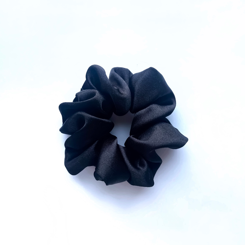 Svart sateng scrunchie