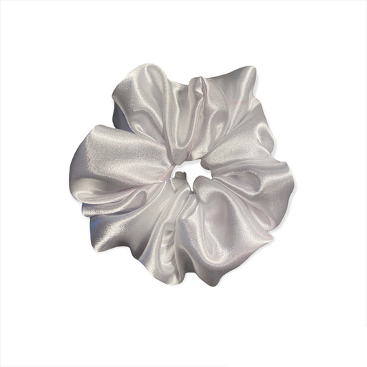 Hvit sateng scrunchie