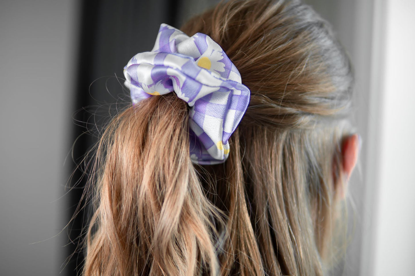 Lilla rutete scrunchie med blomster